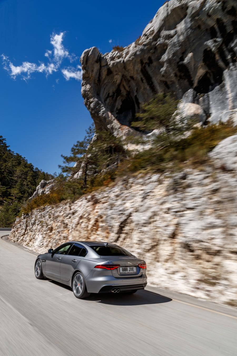  Jaguar XE D180 S 2019 года  (WW) (фото 4 из 18)
